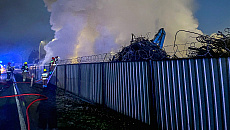 Pożar złomowiska w Ostródzie. W akcji 11 zastępów strażackich Pożar złomowiska w Ostródzie. W akcji 11 zastępów strażackich